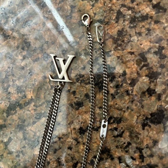 LOUIS VUITTON Adjustable Collier LV
Upside Down Necklace M62683 - Picture 4 of 10